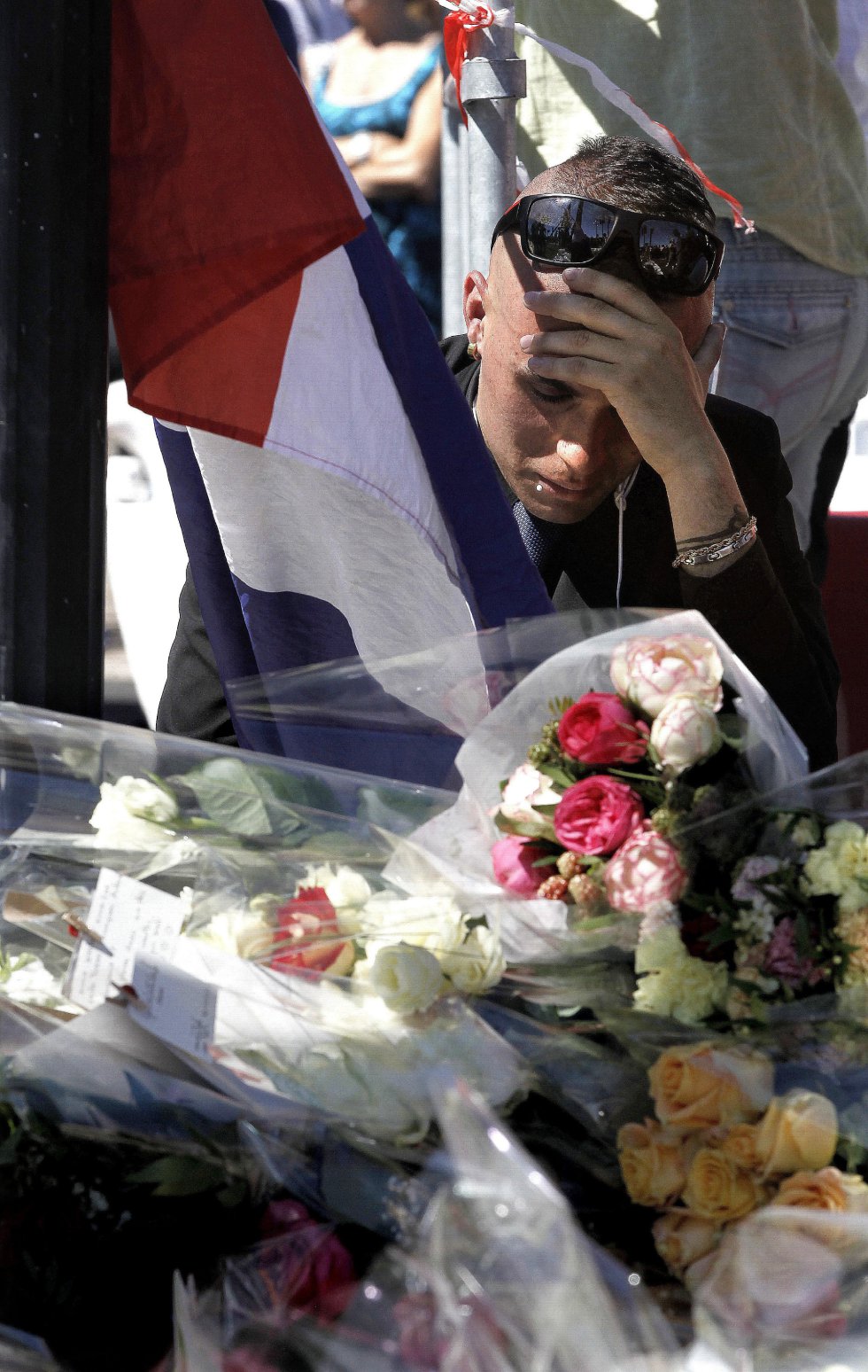 Numerosas personas depositan flores y sus condolencias, en las inmediaciones del paseo marítimo de Niza. Numerosas personas depositan flores y sus condolencias, en las inmediaciones del paseo marítimo de Niza.