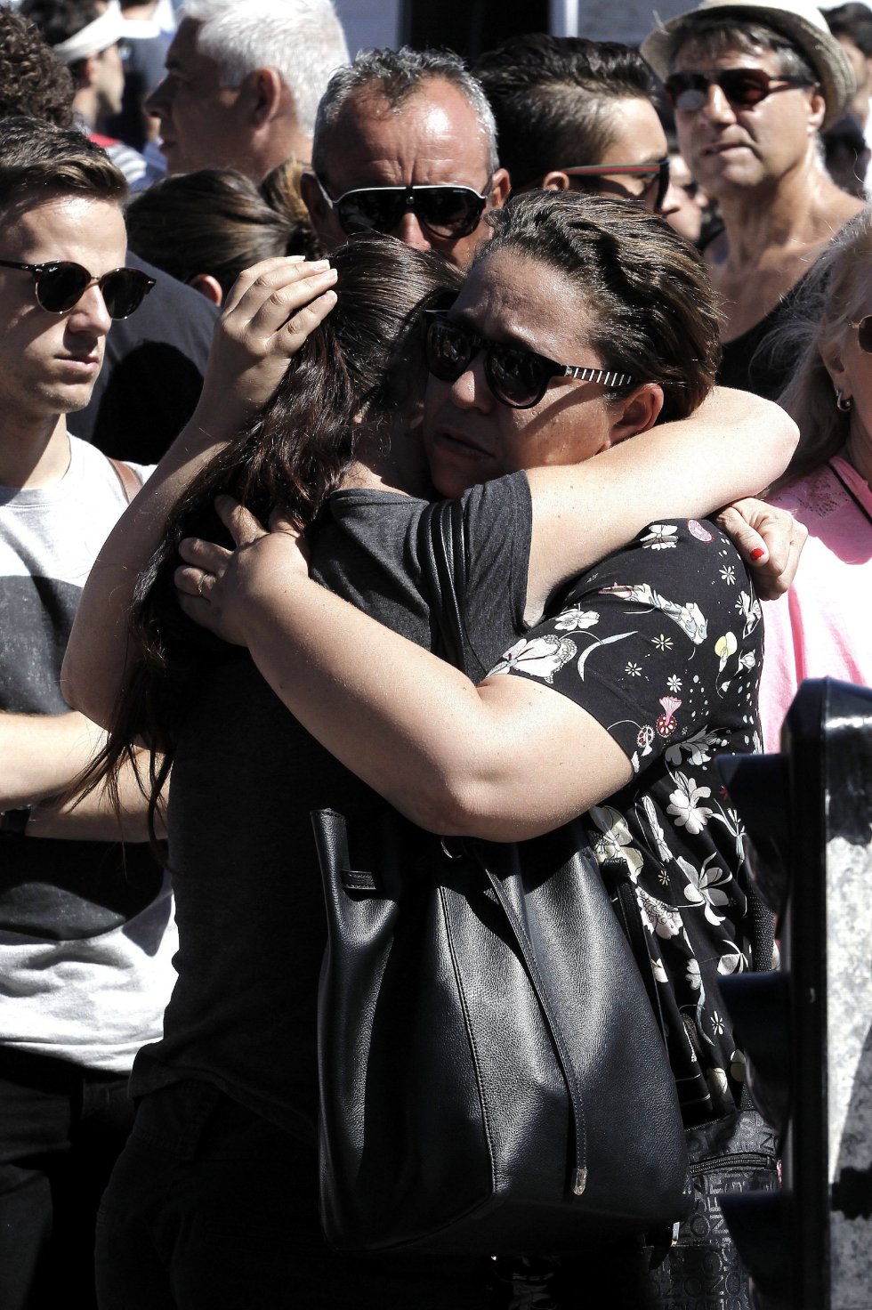 Dos mujeres se abrazan en el lugar en el que numerosas personas depositan flores y sus condolencias, en las inmediaciones del paseo marítimo de Niza. Dos mujeres se abrazan en el lugar en el que numerosas personas depositan flores y sus condolencias, en las inmediaciones del paseo marítimo de Niza.