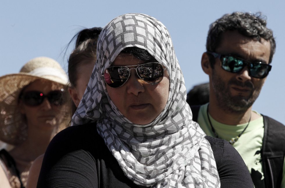 Una mujer en el lugar en el que los ciudadanos dejansus condolencias, en las inmediaciones del paseo marítimo de Niza. Una mujer en el lugar en el que los ciudadanos dejansus condolencias, en las inmediaciones del paseo marítimo de Niza.