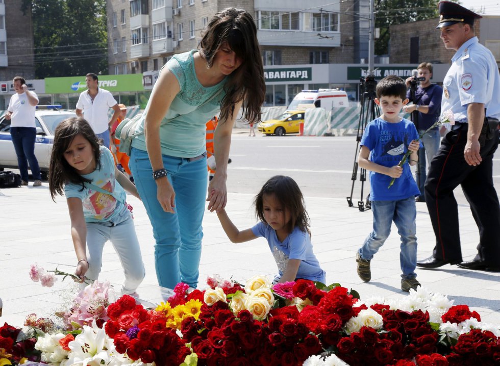 Una madre con sus hijos dejan unas flores en memoria de las víctimas de la masacre de Niza, delante de la embajada de Francia en Moscú, Rusia. Una madre con sus hijos dejan unas flores en memoria de las víctimas de la masacre de Niza, delante de la embajada de Francia en Moscú, Rusia.