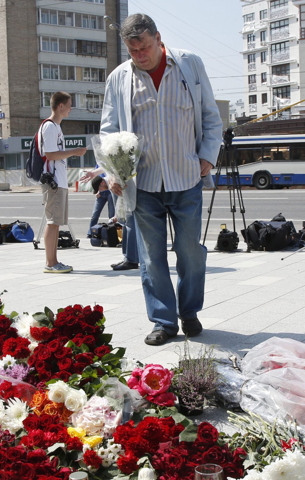 Un hombre deja un ramo de flores en memoria de las víctimas de la masacre de Niza. Un hombre deja un ramo de flores en memoria de las víctimas de la masacre de Niza.