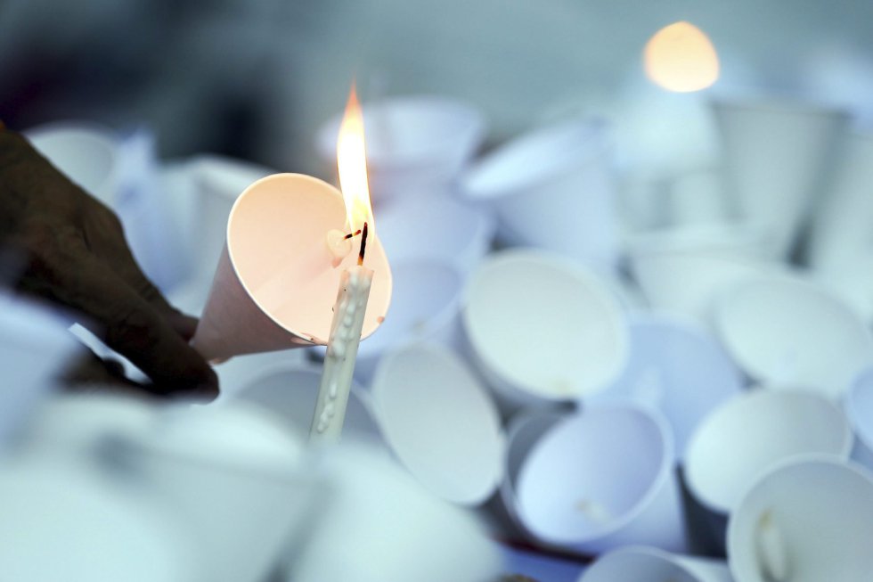 Un asistente enciende una vela durante una vigilia en la Alliance Française en Bangkok (Tailandia) en memoria de las víctimas de la masacre de Niza. Un asistente enciende una vela durante una vigilia en la Alliance Française en Bangkok (Tailandia) en memoria de las víctimas de la masacre de Niza.