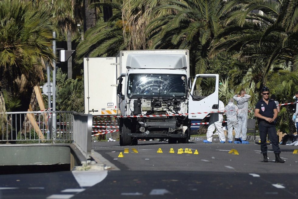 Varios policías inspeccionan el estado del camión con el que fue cometido el atentado en Niza, Francia. Varios policías inspeccionan el estado del camión con el que fue cometido el atentado en Niza, Francia.