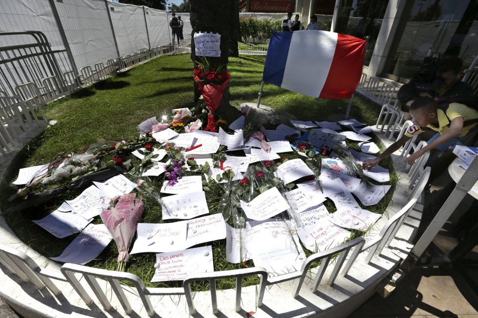Flores y mensajes de recuerdo y apoyo a las víctimas, junto a una bandera de Francia, hoy en las inmediaciones del paseo marítimo de la ciudad de Niza. Flores y mensajes de recuerdo y apoyo a las víctimas, junto a una bandera de Francia, hoy en las inmediaciones del paseo marítimo de la ciudad de Niza.