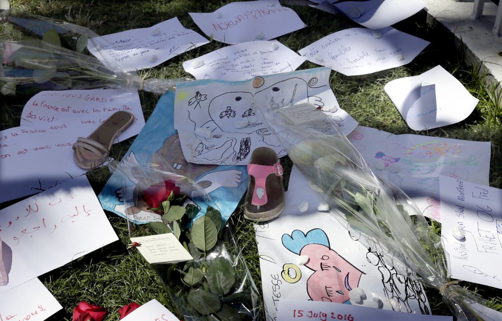 Dibujos de niños realizados en recuerdo y apoyo a las víctimas, en las inmediaciones del paseo marítimo de la ciudad de Niza. Dibujos de niños realizados en recuerdo y apoyo a las víctimas, en las inmediaciones del paseo marítimo de la ciudad de Niza.