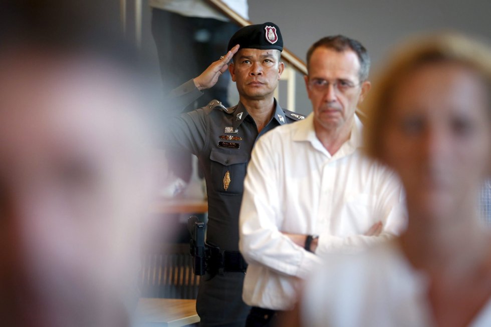 Un policía tailandés presenta sus respetos mientras ciudadanos franceses y tailandeses guardan un minuto de silencio durante una vigilia en la Alliance Française en Bangkok (Tailandia) en memoria de las víctimas. Un policía tailandés presenta sus respetos mientras ciudadanos franceses y tailandeses guardan un minuto de silencio durante una vigilia en la Alliance Française en Bangkok (Tailandia) en memoria de las víctimas.