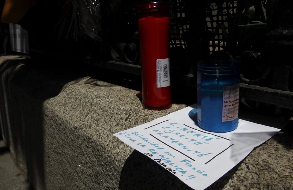 Cartas y velas a las puertas de la Embajada de Francia en Madrid, como muestra de apoyo a las víctimas del atentado perpetrado anoche en la ciudad francesa de Niza. Cartas y velas a las puertas de la Embajada de Francia en Madrid, como muestra de apoyo a las víctimas del atentado perpetrado anoche en la ciudad francesa de Niza.