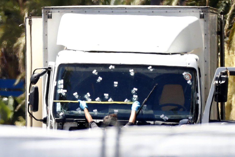 La imagen del camión con las marcas de cada uno de los disparos que se produjeron tras el atentado en Niza. La imagen del camión con las marcas de cada uno de los disparos que se produjeron tras el atentado en Niza.
