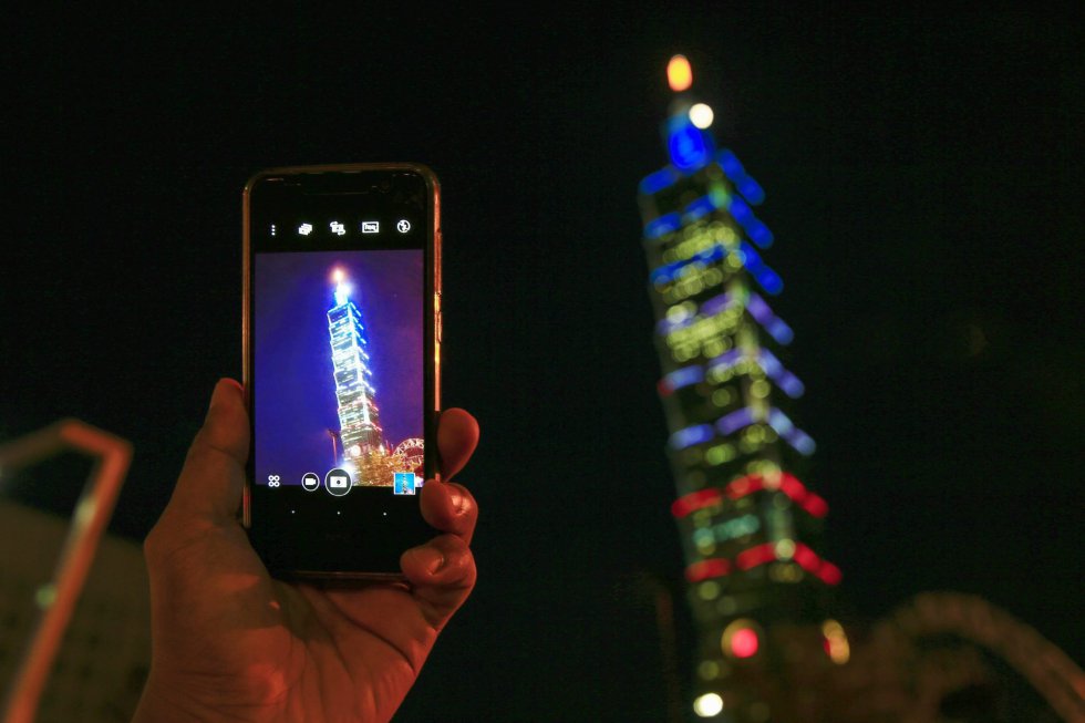 El rascacielos Taipei 101 iluminado con los colores de la bandera de Francia, en recuerdo de las víctimas del atentado perpetrado ayer en Niza, en Taipei (Taiwán). El rascacielos Taipei 101 iluminado con los colores de la bandera de Francia, en recuerdo de las víctimas del atentado perpetrado ayer en Niza, en Taipei (Taiwán).