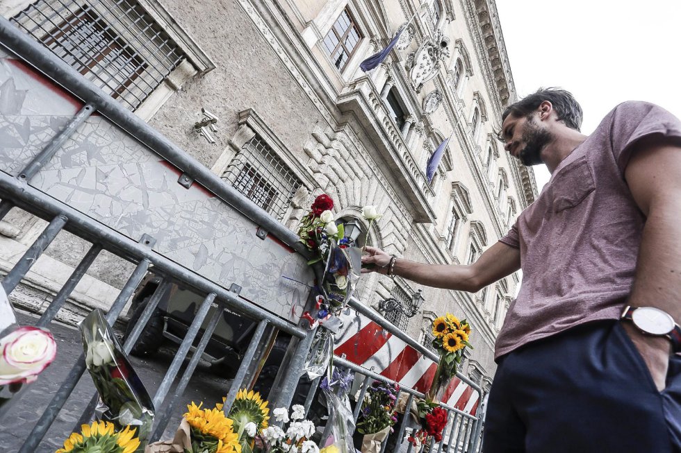 Un hombre deja flores delante de la embajada de Francia en Roma (Italia) en memoria de las víctimas del atentado perpetrado ayer en Niza. Un hombre deja flores delante de la embajada de Francia en Roma (Italia) en memoria de las víctimas del atentado perpetrado ayer en Niza.