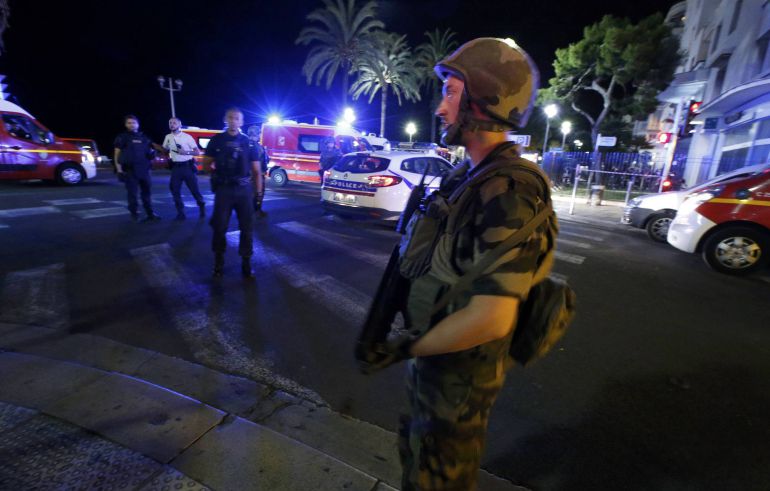 Soldados franceses acordonan la zona del ataque Soldados franceses acordonan la zona del ataque
