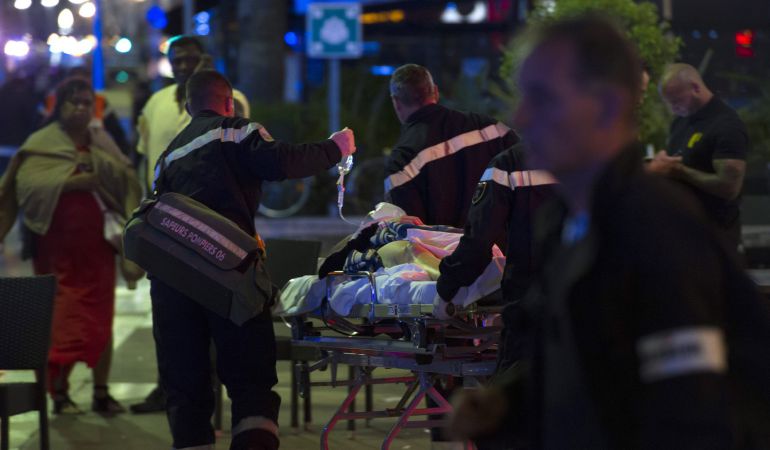Heridos son evacuados del lugar en donde un camión chocó contra la multitud durante las celebraciones del Día de la Bastilla en Niza, Francia. Heridos son evacuados del lugar en donde un camión chocó contra la multitud durante las celebraciones del Día de la Bastilla en Niza, Francia.
