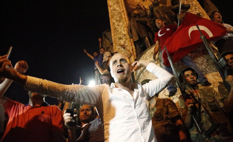 Seguidores del presidente Erdogan se manifiestan en la plaza Taksim de Estambul Seguidores del presidente Erdogan se manifiestan en la plaza Taksim de Estambul