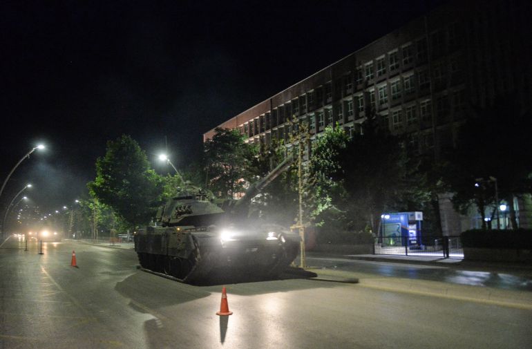 Un tanque pasa frente a un edificio oficial en Ankara Un tanque pasa frente a un edificio oficial en Ankara