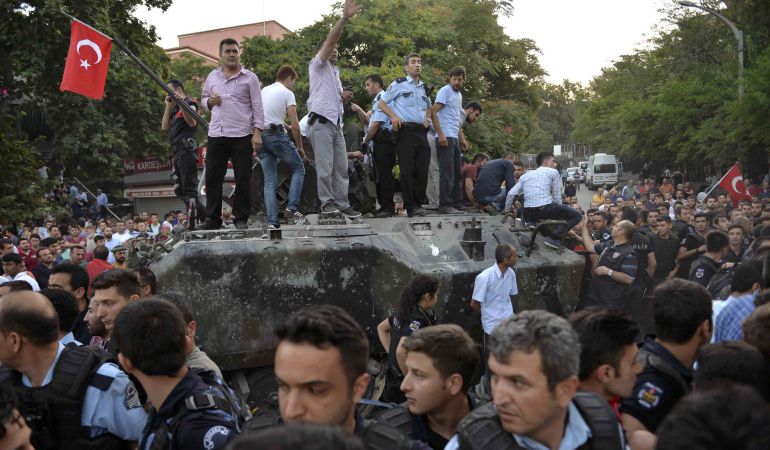 Un cordón policial alrededor de un tanque en una calle de Ankara. Un cordón policial alrededor de un tanque en una calle de Ankara.