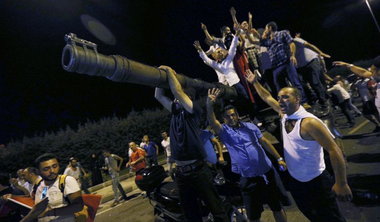 Varios ciudadanos, encaramados a un tanque en el aeropuerto Ataturk de Estambul. Varios ciudadanos, encaramados a un tanque en el aeropuerto Ataturk de Estambul.