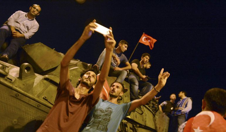 Partidarios de Tayyip Erdogan sacan fotos frente a un tanque frente al aeropuerto Ataturk de Estambul. Partidarios de Tayyip Erdogan sacan fotos frente a un tanque frente al aeropuerto Ataturk de Estambul.