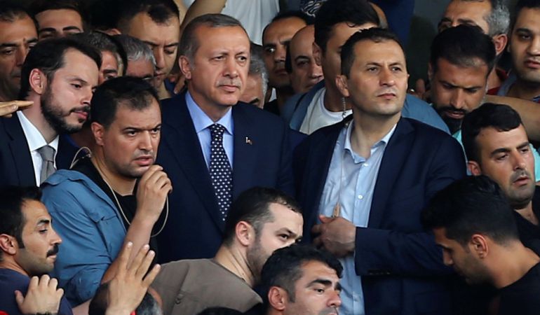 Tayyip Erdogan, entre partidarios en el aeropuerto Ataturk de Estambul. Tayyip Erdogan, entre partidarios en el aeropuerto Ataturk de Estambul.