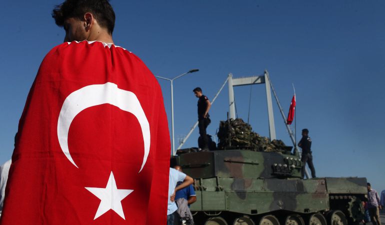 Varios manifestantes, junto a unos tanques en el puente sobre el Bósforo en Estambul. Varios manifestantes, junto a unos tanques en el puente sobre el Bósforo en Estambul.