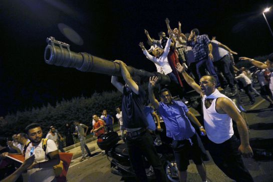 Golpe estado Turquía: 6 imágenes icónicas que resumen el fallido golpe de Estado en Turquía Golpe estado Turquía: 6 imágenes icónicas que resumen el fallido golpe de Estado en Turquía