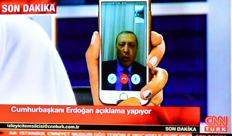 El presidente turco, Recep Tayyip Erdogan, aparece en televisión vía Facetime desde un lugar desconocido. El presidente turco, Recep Tayyip Erdogan, aparece en televisión vía Facetime desde un lugar desconocido.