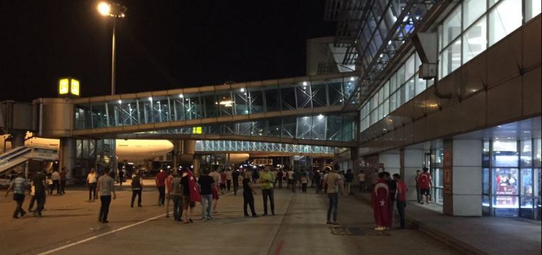 Foto tomada por los españoles atrapados anoche en el aeropuerto de Estambul. Foto tomada por los españoles atrapados anoche en el aeropuerto de Estambul.