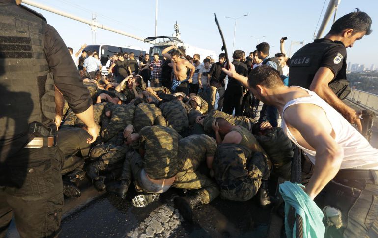 Militares acorralados por la policía y ciudadanos turcos en el puente del Bósforo Militares acorralados por la policía y ciudadanos turcos en el puente del Bósforo