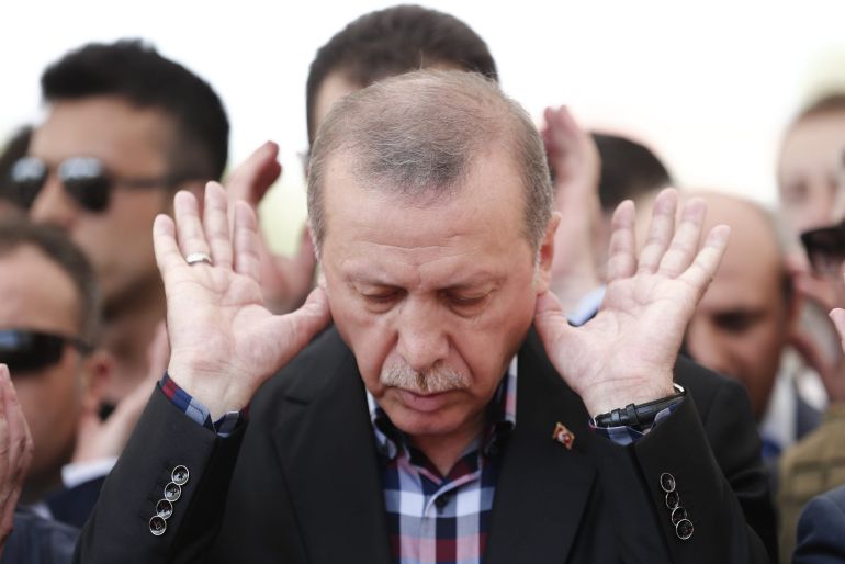 El presidente turco Erdogan reza en uno de los funerales por las víctimas El presidente turco Erdogan reza en uno de los funerales por las víctimas