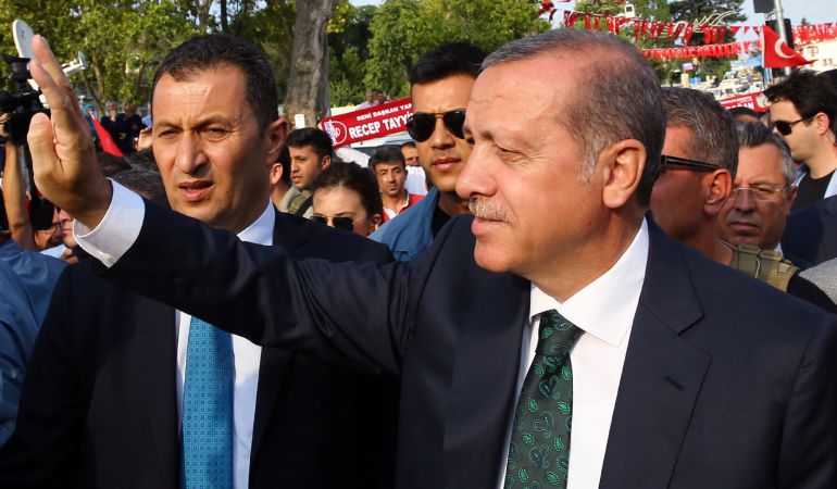 El presidente turco, Tayyip Erdogan, saluda a la multitud en Estambul. El presidente turco, Tayyip Erdogan, saluda a la multitud en Estambul.