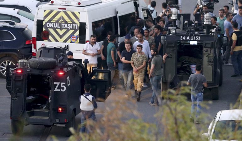 La policía turca arresta a un militar en la plaza de Taksim en Estambul. La policía ha detenido a 10 jueces del 'Danistay', uno de los organismos supremos de la Judicatura turca y máxima autoridad para contenciosos administrativos, informa la agencia semipública turca Anadolu. La policía turca arresta a un militar en la plaza de Taksim en Estambul. La policía ha detenido a 10 jueces del 'Danistay', uno de los organismos supremos de la Judicatura turca y máxima autoridad para contenciosos administrativos, informa la agencia semipública turca Anadolu.