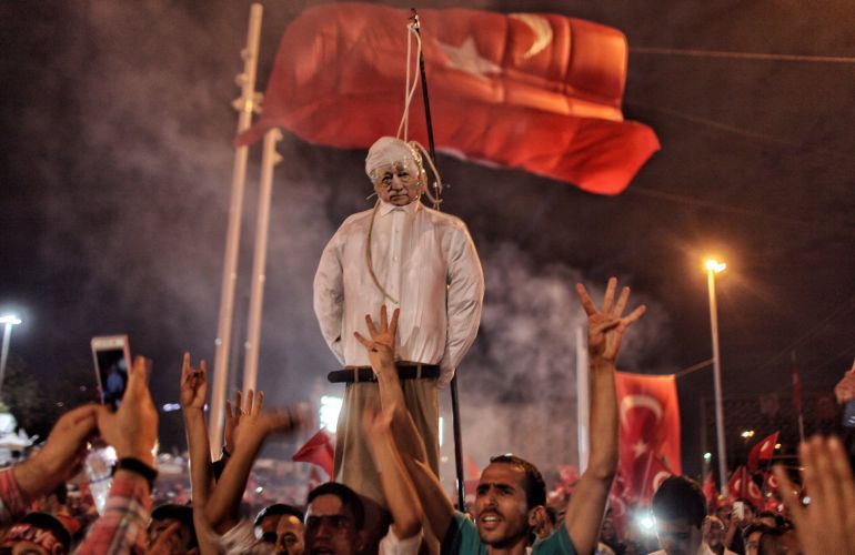 Los partidarios del presidente turco, Recep Tayyip Erdogan, cuelgan un muñeco con la imagen de Fethullah Gulen, al que posteriormente prendían fuego. Los partidarios del presidente turco, Recep Tayyip Erdogan, cuelgan un muñeco con la imagen de Fethullah Gulen, al que posteriormente prendían fuego.