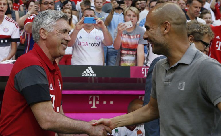 Carlo Ancelotti y Pep Guardiola se saludan antes del encuentro que han disputado este miércoles. Carlo Ancelotti y Pep Guardiola se saludan antes del encuentro que han disputado este miércoles.