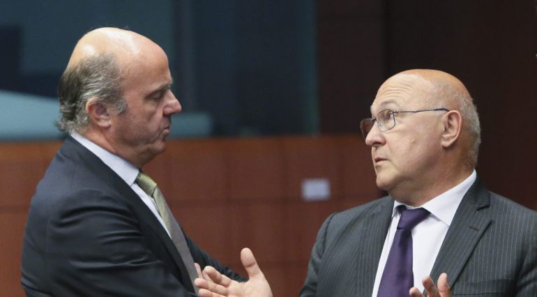 El ministro español en funciones de Economía, Luis de Guindos, conversa con el ministro de Finanzas francés, Michel Sapin. El ministro español en funciones de Economía, Luis de Guindos, conversa con el ministro de Finanzas francés, Michel Sapin.