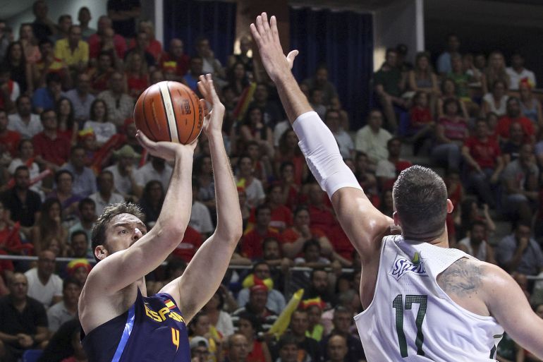 El pívot de España Pau Gasol lanza ante la defensa del pívot de Lituania, Jonas Valanciunas durante el tercer partido de preparación del combinado nacional para los Juegos Olímpicos de Río de Janeiro. El pívot de España Pau Gasol lanza ante la defensa del pívot de Lituania, Jonas Valanciunas durante el tercer partido de preparación del combinado nacional para los Juegos Olímpicos de Río de Janeiro.