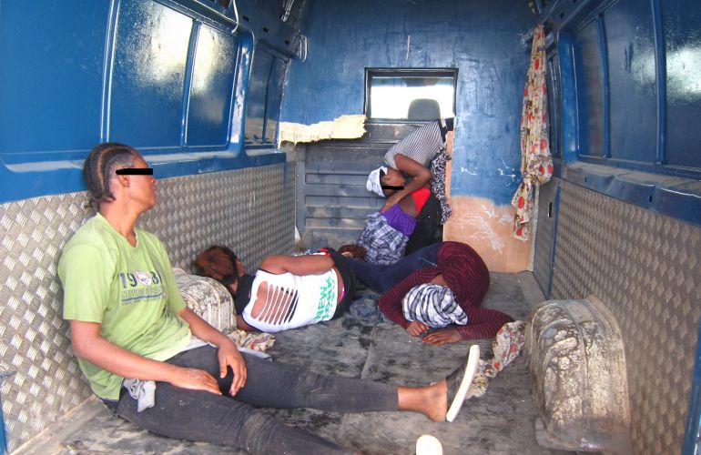 Cinco mujeres halladas en un habitáculo escondido en el interior de una furgoneta en Melilla. Cinco mujeres halladas en un habitáculo escondido en el interior de una furgoneta en Melilla.
