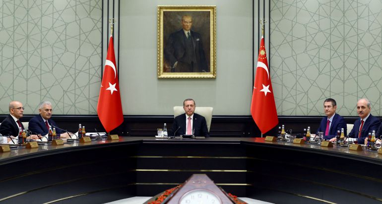 El presidente turco Tayyip Erdogan, flanqueado por Mehmet Simsek (L), Numan Kurtulmus (R) y Nurettin Canikli El presidente turco Tayyip Erdogan, flanqueado por Mehmet Simsek (L), Numan Kurtulmus (R) y Nurettin Canikli