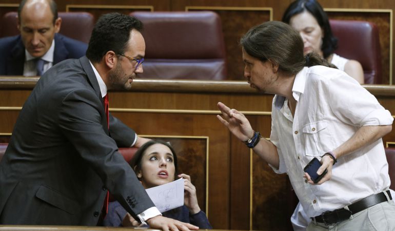 El secretario general de Podemos, Pablo Iglesias, conversa con el diputado socialista Antonio Hernando, durante la sesión constitutiva de las Cortes Generales de la XII Legislatura. El secretario general de Podemos, Pablo Iglesias, conversa con el diputado socialista Antonio Hernando, durante la sesión constitutiva de las Cortes Generales de la XII Legislatura.