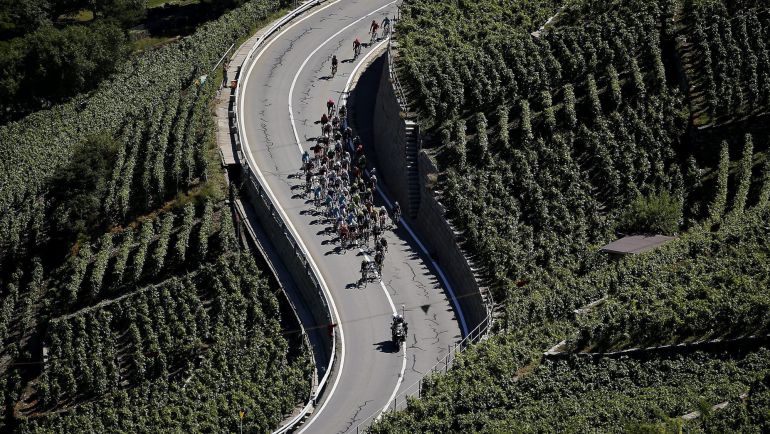 El pelotón rueda durante la 17ª etapa del Tour de Francia El pelotón rueda durante la 17ª etapa del Tour de Francia