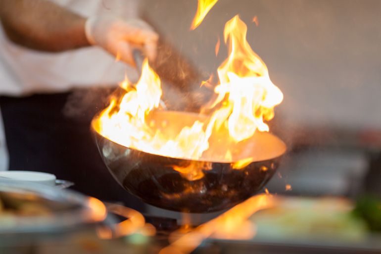 Trabajar rodeado de fuego y cuchillos es una actividad de riesgo. Trabajar rodeado de fuego y cuchillos es una actividad de riesgo.