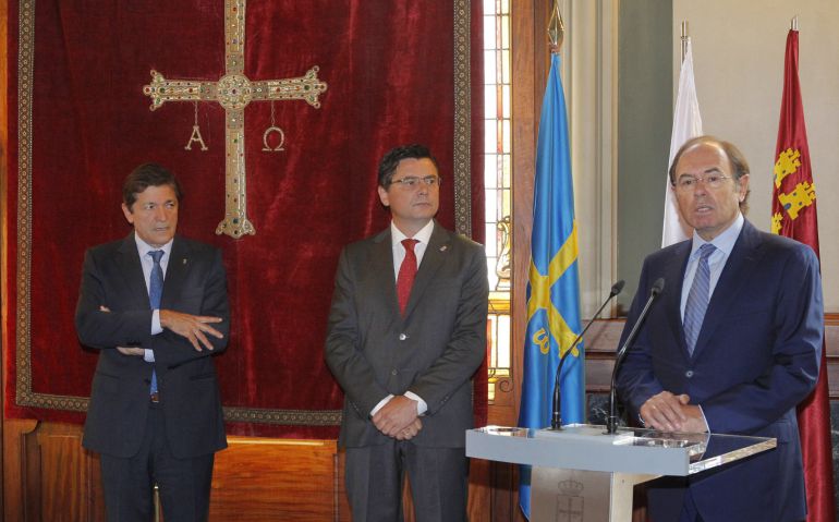 El presidente del Senado, Pío García Escudero, acompañado por el presidente del Principado, Javier Fernandez y el presidente de la junta general del Principado, Pedro Sanjurjo, durante la apertura de la Conferencia de Presidentes de Parlamentos Autonómicos El presidente del Senado, Pío García Escudero, acompañado por el presidente del Principado, Javier Fernandez y el presidente de la junta general del Principado, Pedro Sanjurjo, durante la apertura de la Conferencia de Presidentes de Parlamentos Autonómicos