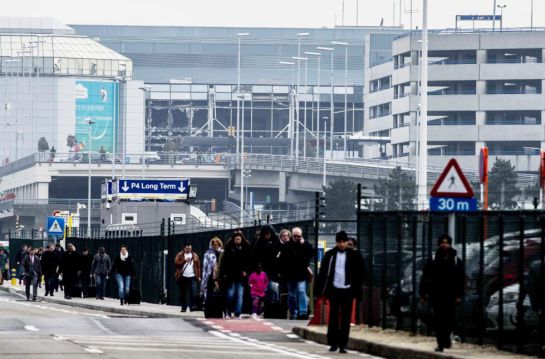 Un grupo de personas escapa del aeropuerto de Bruselas tras la explosión Un grupo de personas escapa del aeropuerto de Bruselas tras la explosión