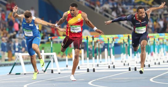 Orlando Ortega cruza la meta en segunda posición en la final de los 110 metros vallas. Orlando Ortega cruza la meta en segunda posición en la final de los 110 metros vallas.