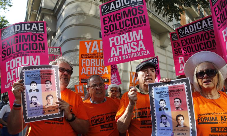 Afectados por la estafa de Fórum Filatélico y Afinsa, convocados por la Plataforma Estatal Unitaria de Adicae, se han concentrado hoy para exigir justicia ante la Audiencia Nacional que a las 10.00 horas anuncia la primera sentencia de un juicio penal del triple caso Fórum-Afinsa-Arte y Naturaleza. Afectados por la estafa de Fórum Filatélico y Afinsa, convocados por la Plataforma Estatal Unitaria de Adicae, se han concentrado hoy para exigir justicia ante la Audiencia Nacional que a las 10.00 horas anuncia la primera sentencia de un juicio penal del triple caso Fórum-Afinsa-Arte y Naturaleza.