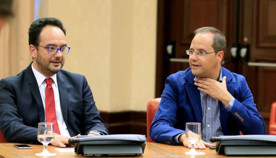 GRA221. MADRID, 18/07/2016.- El portavoz del PSOE en el Congreso, Antonio Hernando (i), y el secretario de Organización César Luena hoy en el Congreso de los Diputados, donde han participado en la última Diputación Permanente de la XI legislatura. EFE/Zipi GRA221. MADRID, 18/07/2016.- El portavoz del PSOE en el Congreso, Antonio Hernando (i), y el secretario de Organización César Luena hoy en el Congreso de los Diputados, donde han participado en la última Diputación Permanente de la XI legislatura. EFE/Zipi
