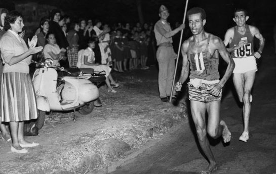 Abebe Bikila durante la maratón que ganó descalzo Abebe Bikila durante la maratón que ganó descalzo