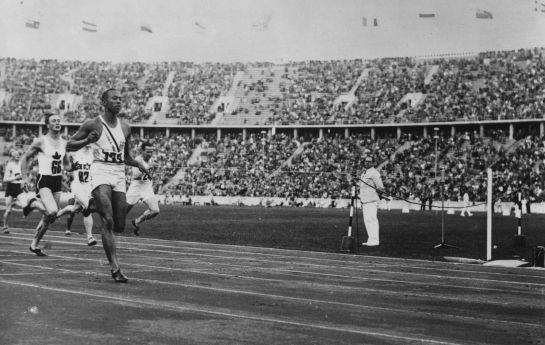 Jesse Owens gana el oro en Berlín Jesse Owens gana el oro en Berlín