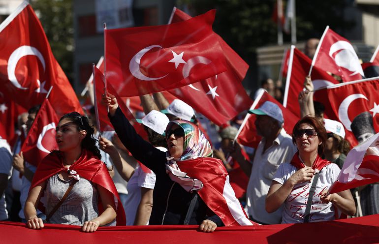 Manifestación contra el golpe de Estado en la plaza Taksim. Manifestación contra el golpe de Estado en la plaza Taksim.
