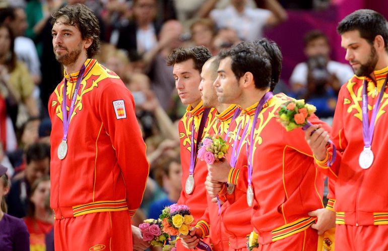 Los jugadores españoles posan con la medalla de plata Los jugadores españoles posan con la medalla de plata