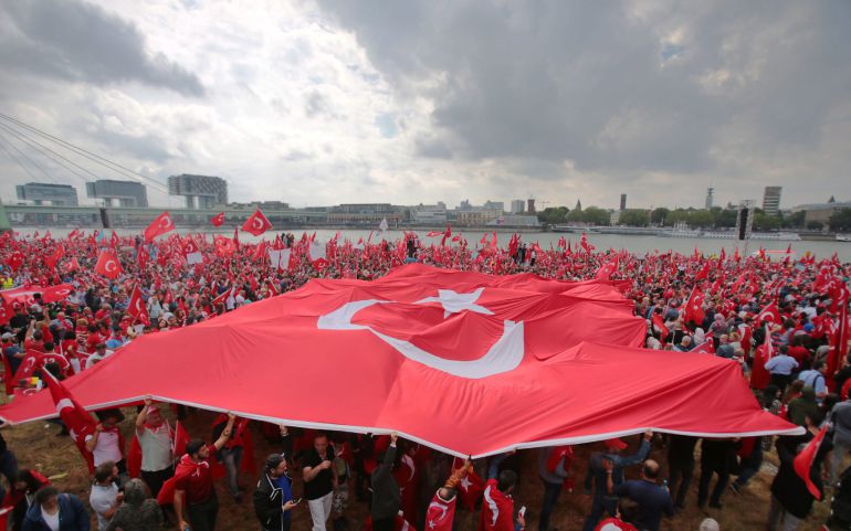 Manifestación a favor del presidente Erdogan en la ciudad alemana de Colonia. Manifestación a favor del presidente Erdogan en la ciudad alemana de Colonia.
