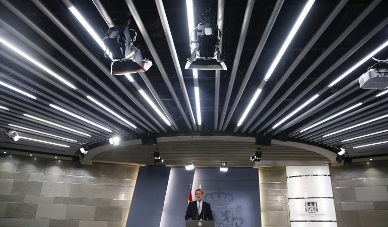 El presidente del Gobierno en funciones, Mariano Rajoy, durante la rueda de prensa que ofreció en el Palacio de la Moncloa tras aceptar el encargo del rey de recabar apoyos para intentar formar Gobierno. El presidente del Gobierno en funciones, Mariano Rajoy, durante la rueda de prensa que ofreció en el Palacio de la Moncloa tras aceptar el encargo del rey de recabar apoyos para intentar formar Gobierno.